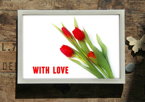 Lalelerden arkaplanı olan çerçeve hediyesi