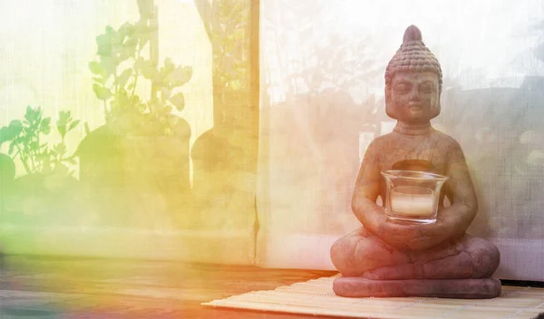 Güneşli bir sabahta yerde Buda heykeli.