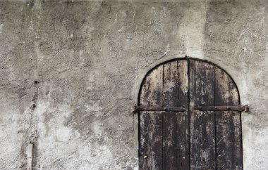 Yuvarlak kapılı gri şehir duvarının dokusu