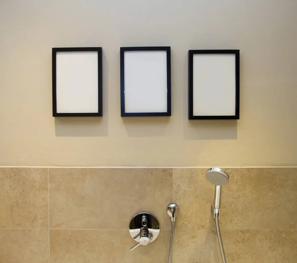 壁の浴室の写真フレームの上のモックアップ — ストック写真