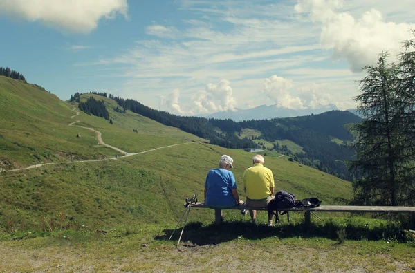 Dos Ancianos Descansan Después Caminar Las Montañas Verano —  Fotos de Stock