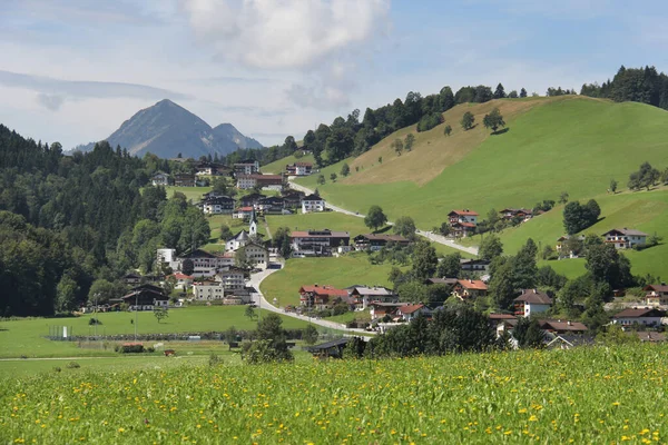 Typisch Landschap Van Oostenrijk Met Huizen Heuvels Prachtige Zomerse Achtergrond — Stockfoto