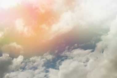 Güneşli bahar gününde bulutlu güzel mavi gökyüzü