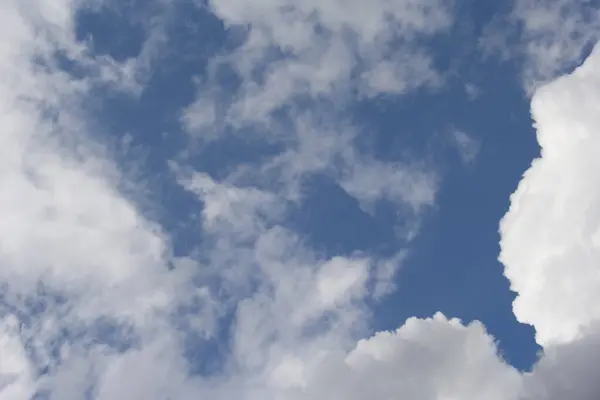 Güneşli bahar gününde bulutlu güzel mavi gökyüzü