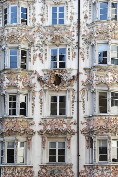 Innsbruk 'un tarihi merkezindeki binanın güzel cephesi