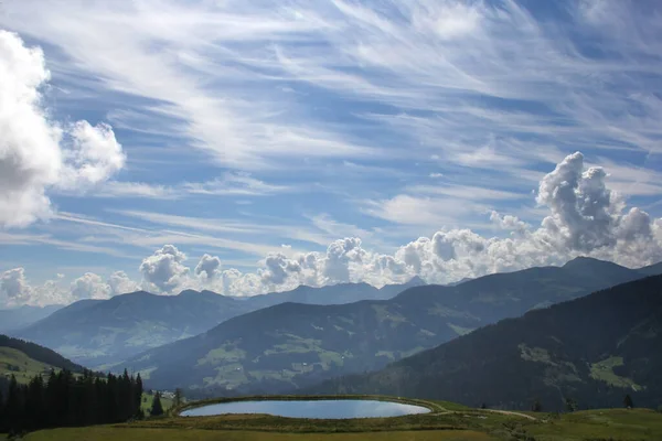 Typisch Landschap Van Oostenrijk Zomerse Achtergrond Achtergrond Met Velden Vijver — Stockfoto