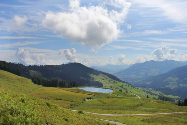 Typiskt Landskap Österrike Sommar Bakgrund Bakgrund Med Fält Damm Berg — Stockfoto