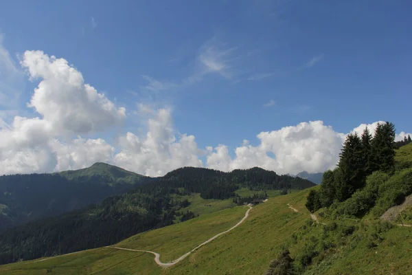 Paisaje Típico Austria Fondo Verano Fondo Con Campos Montañas Cielos —  Fotos de Stock