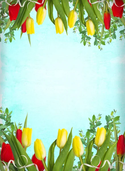Цветы Рамка Красивыми Желтыми Красными Тюльпанами Синем Фоне — стоковое фото