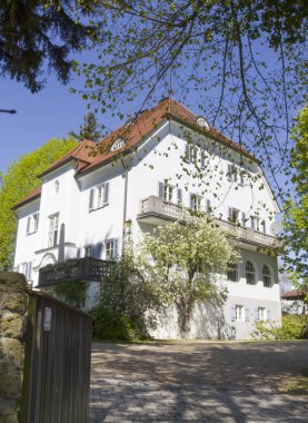 Fraueninsel, Almanya - 26 Nisan 2015. Bahçeli köy evi 