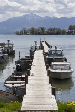 Chiemsee, Almanya - 26 Nisan 2015. Tekneleri ve yatları olan rıhtım.
