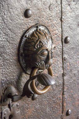 Chiemsee, Almanya - 26 Nisan 2015. Aslan şeklinde eski metal kapı kolu. Kapı tokmağı kapatma arkaplanı. 