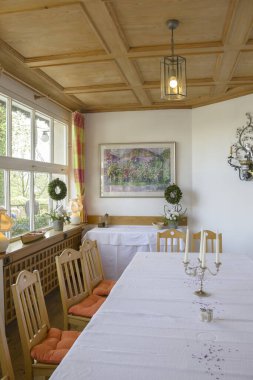 Fraueninsel, Almanya - 26 Nisan 2015. Köy evi, restoran, masa eklentileri.