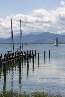 Chiemsee, Almanya - 26 Nisan 2015. Tekneleri ve yatları olan rıhtım.