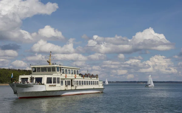 Chiemsee Deutschland April 2015 Schiff Mit Touristen Fährt Auf See — Stockfoto