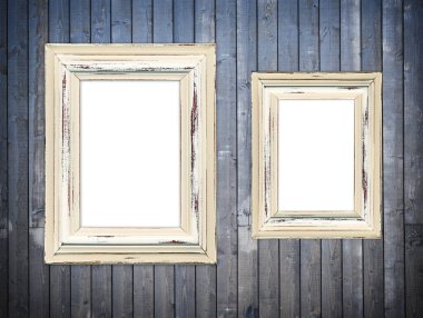 Koyu ahşap duvarda iki eski ahşap çerçeve