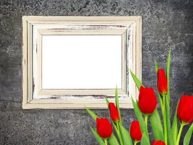 Eski çerçeveli esmer arka plan, siyah grange duvarlı kırmızı laleler.