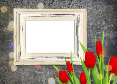 Eski çerçeveli esmer arka plan, kırmızı laleler, siyah grange duvardaki bokeh