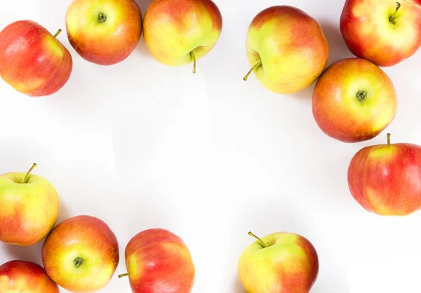 Olgun kırmızı elma meyvesi, beyaz arka planda izole edilmiş.