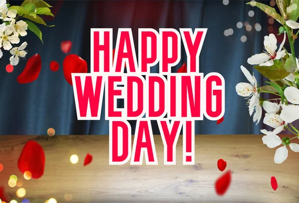 Mutlu düğün günü tebrik kartı beyaz kiraz çiçekleri, kırmızı yapraklar ve güzel sahte ışık