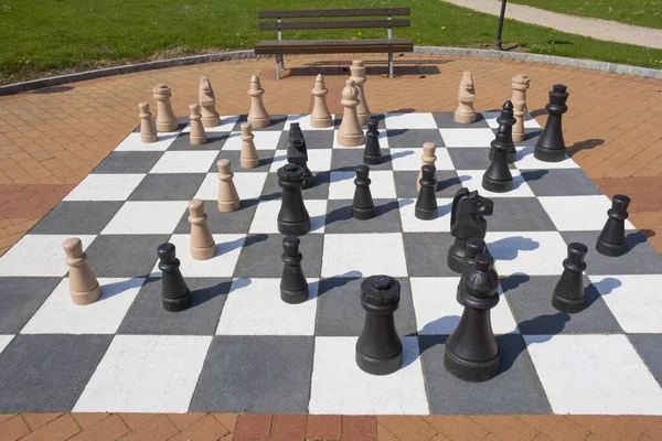 Satranç, figürler ve sahada oynanacak siyah beyaz çerçeve