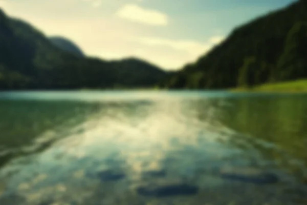 Desenfoque Naturaleza Lago Montaña Verano Paisaje Con Luz Solar Fondo —  Fotos de Stock