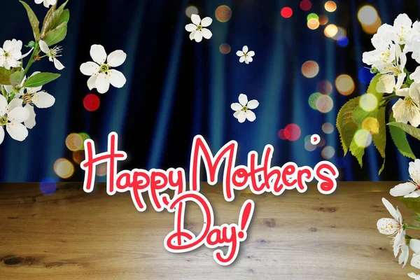 Beyaz kiraz çiçekleri, çarşaf, kumaş ve ahşap sahneli bulanık arkaplanlı anneler günü tebrik kartı.
