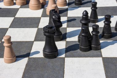 Satranç, figürler ve sahada oynanacak siyah beyaz çerçeve