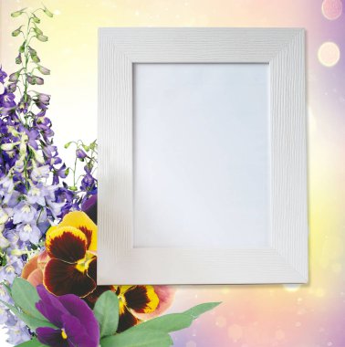 Mavi gökyüzü arkaplanlı beyaz kiraz çiçeklerinin arasında süslemeli klasik altın çerçeve, tasarımın ve evin için serbest alan, yeşil konsept