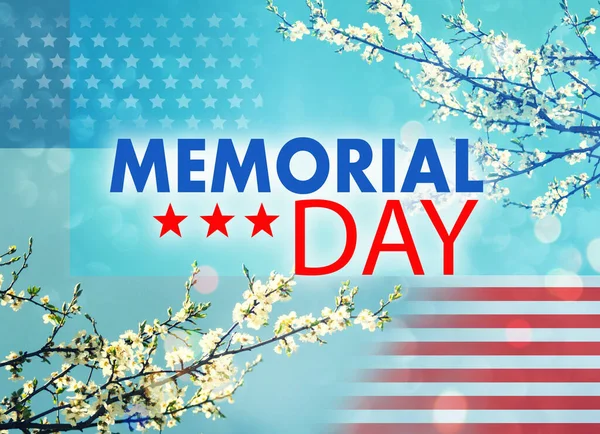 Beyaz kiraz ve mavi gökyüzü dallarıyla mutlu bir anma günü, tebrik kartı.