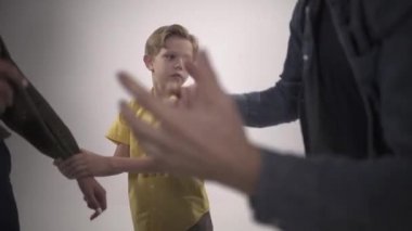 Çocuk, küfür eden anne ve babasının elini çekiyor. Yavaş çekim