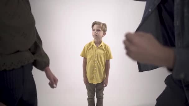 Trauriger Junge sieht Eltern beim Streit zu. Zeitlupe — Stockvideo