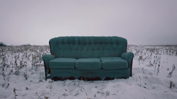 Ένας καναπές καίγεται στο χειμερινό χωράφι. Τα έπιπλα καίγονται. Αντίληψη βίντεο — Αρχείο Βίντεο