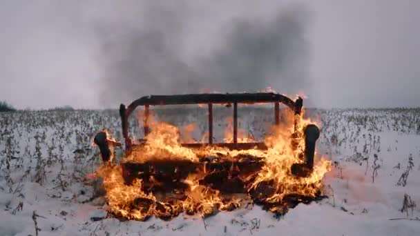 Un canapé brûle dans le champ d'hiver. Le mobilier est en feu. Le concept de destruction, d'anarchie, de désordre, de défaite majeure, d'impatience, d'épuisement professionnel — Video