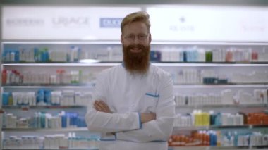 Doktor ya da eczacı kolları bağlı gülümsüyor. Portre