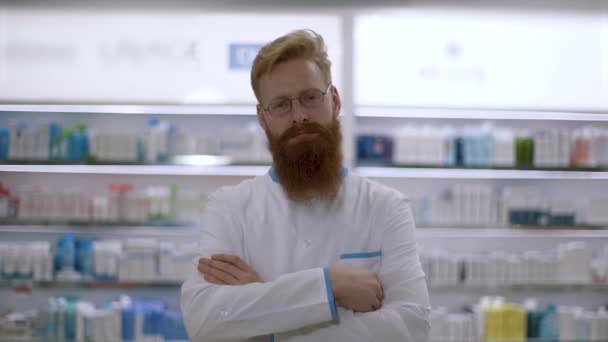 Un medico o un farmacista sta guardando la fotocamera e sorridendo. Ritratto — Video Stock