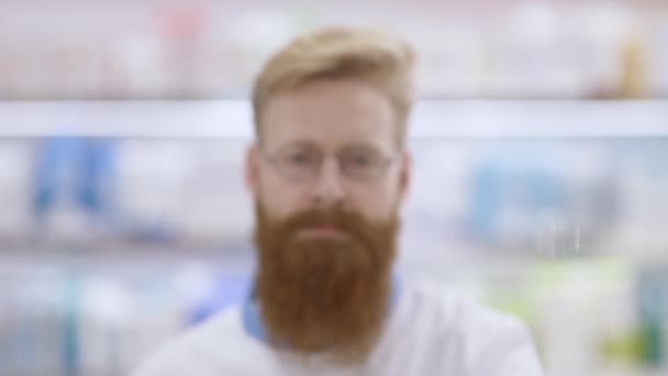 Concepto de salud. Joven con barba mostrando una pastilla para tomar — Vídeos de Stock