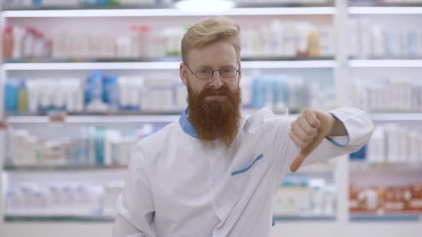 Portrait des pouces vers le bas par le pharmacien — Video