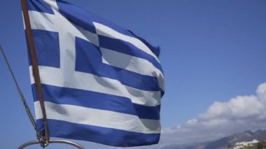 blu gökyüzünde Yunan bayrağı