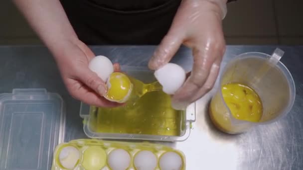 雌性手拿着破裂的蛋。鸡蛋白和蛋黄的分离 — 图库视频影像