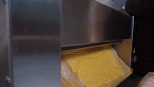 做面巾纸面团在一个特殊的烹饪机器中滚动。四.后续行动 — 图库视频影像