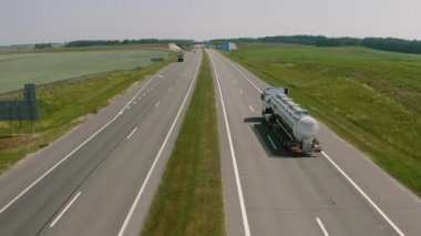 Havadan görünüşlü. Dev tank kamyonu ya da yakıt kamyonunun arka görüntüsü