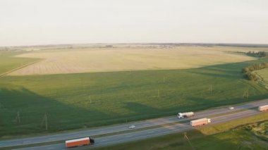 Gün batımında kamyonlar. Havadan üst görünüm