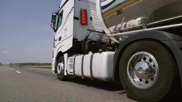 가솔린 유조선, 석유 트레일러, 트럭 이 고속 도로에 있습니다. 고속 도로에서 달리는 트럭. — 비디오