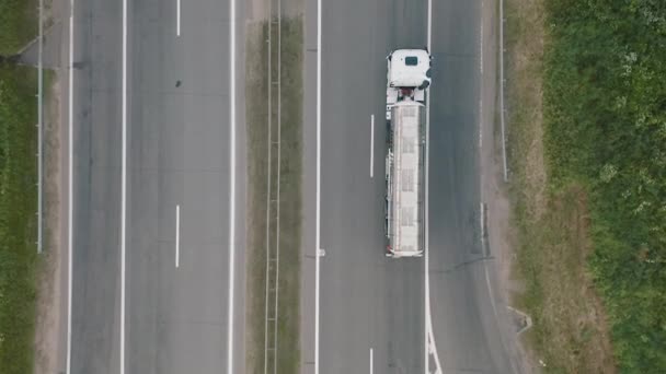 AERIAL: Petrolero de gasolina conduciendo por una carretera recta — Vídeos de Stock