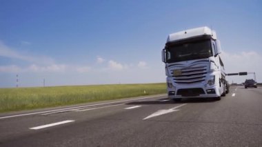 Öndeki kamera beyaz bir kamyonu takip ediyor..