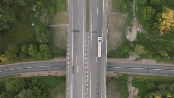 空中:高速道路上のトラック。夕方になるとトラックが道路を走る。 — ストック動画