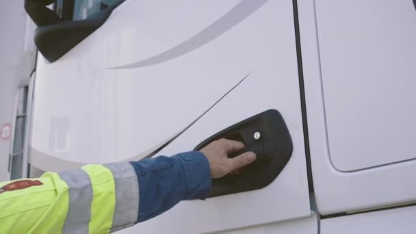 Hand öffnet Tür eines Lastwagens. Frachtverkehrskonzept — Stockvideo