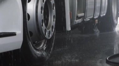 Kamyondan su damlaları akıyor. Yavaş çekimde yıkama kamyonu.