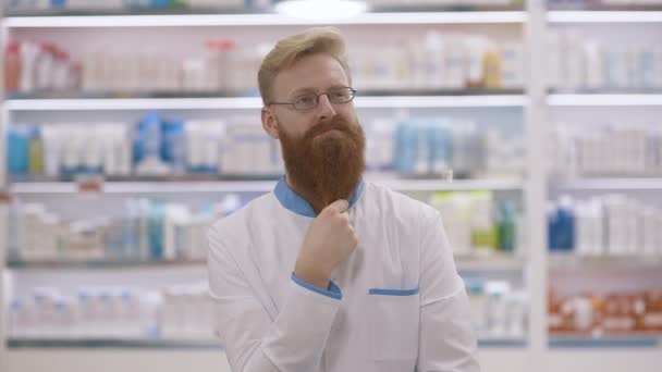 Zpomal. Portrét mladého bělocha nebo nordického lékaře nebo lékárníka přemýšlejícího o nejlepším rozhodnutí léčit pacienta — Stock video